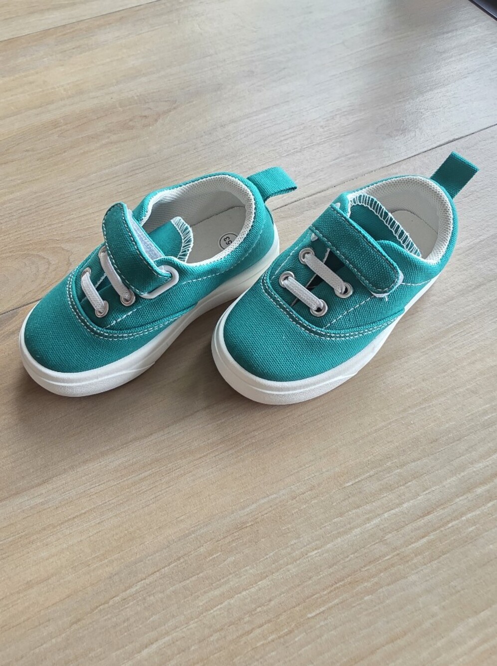 NEW Toddler Emerald Green Sneakers | EU 25 / US 8 💚